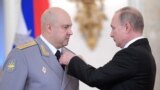 Генерал-полковник Сергей Суровикин и президент РФ Владимир Путин (справа) во время вручения наград военнослужащим, наиболее отличившимся в ходе войны в Сирии. Москва, 28 декабря 2017 г.