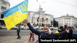 В центре Херсона люди радуются освобождению города из-под оккупации, 12 ноября 2022 года