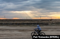 Мальчик катается на велосипеде в поселке Улькен Алматинской области